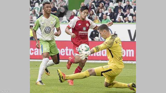  Muto, the third goal this season "id =" news_image "/> </div>
<p>In case</p>
<p> Makoto Muto of Football, German first division league, Mainz decided the third goal of the season this season against Wolfsburg on Wednesday. </p>
<p> Mainz belonging to Japan Muto belonged to Wolfsburg on the 30th, and Muto of the Forward played a starting match for three consecutive games in a row. <br /> Muto played a cross goal from the right side with his head for the second half 29 minutes when the team was leading a point and took the equal goal. <br /> Muto's goal was three points this season for the first time since two games since 20th last month. <br /> The draw was a one-on-one draw. </p>
</div>
</pre>
<p>[ad_1]<br />
</p>
<h3>原文</.h3><br />
サッカー 武藤が今季３点目のゴール | NHKニュース<br />
サッカー、ドイツ１部リーグ、マインツの武藤嘉紀選手は、３０日、ウォルフスブルク戦で今シーズン３点目のゴールを決めました。</p>
<p><a href=